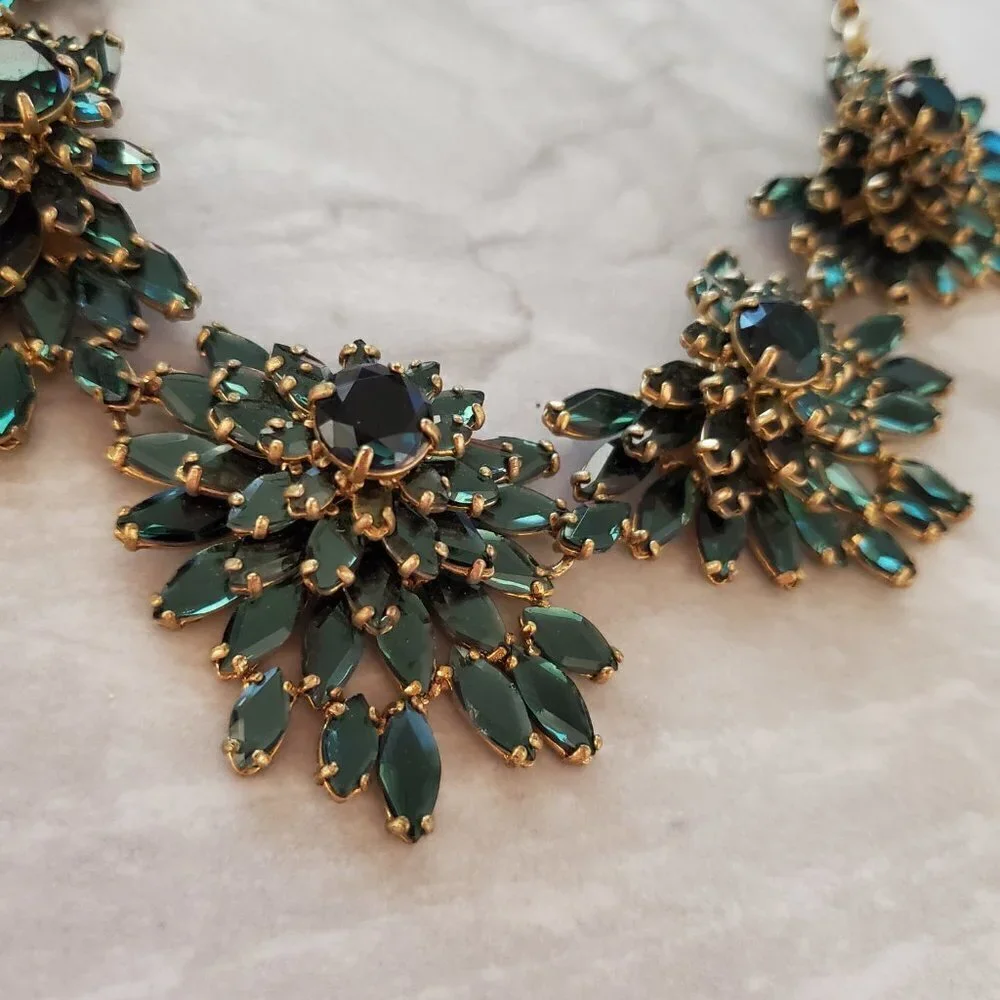 🎄 J.Crew Emerald Stacked Cluster Fan Rhinestone Crystal Statement Necklace 🎄 - Picture 5 of 14